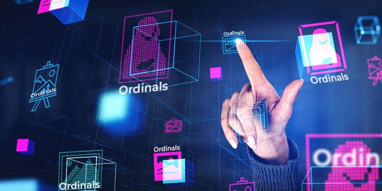 mano seleccionando cuadro digital entre bloques de NFT ordinals en red