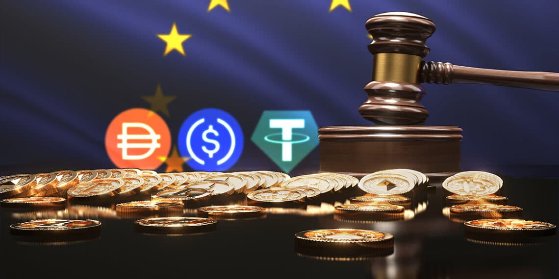 monedas apiladas con logos de Tether, DAI y USDC junto a martillo de juez con bandera de Europa en el fondo