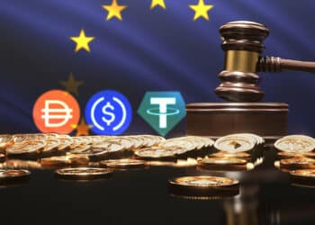 monedas apiladas con logos de Tether, DAI y USDC junto a martillo de juez con bandera de Europa en el fondo