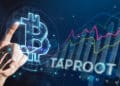 mano seleccionando bitcoin digital con grafico de taproot en ascenso en el fondo