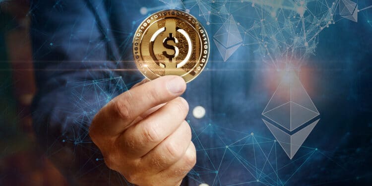 mano sosteniendo moneda de USDC con logo de ethereum en red digital