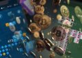 monedas de bitcoin cayendo con teléfonos movil con juegos parecidos a tetris y solitario en el fondo