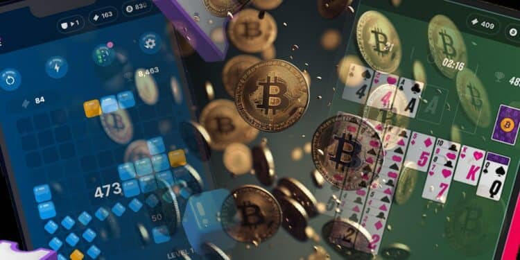 monedas de bitcoin cayendo con teléfonos movil con juegos parecidos a tetris y solitario en el fondo