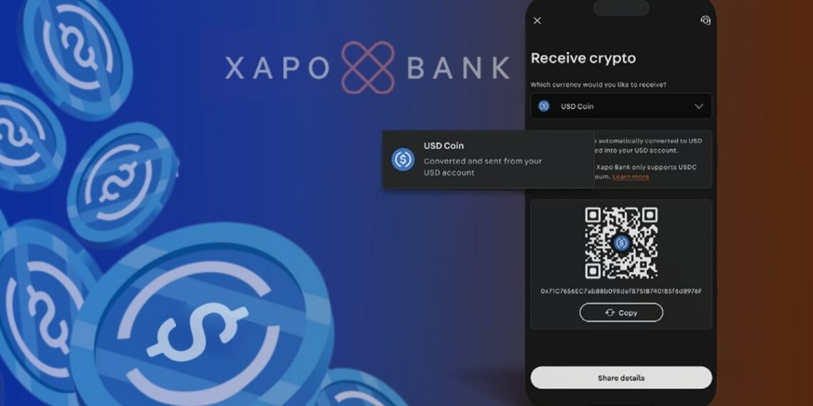 monedas de USDC cayendo junto a telefono movil con opción de USDC seleccionada con lofo de Xapo bank en el fondo