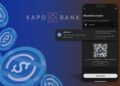monedas de USDC cayendo junto a telefono movil con opción de USDC seleccionada con lofo de Xapo bank en el fondo