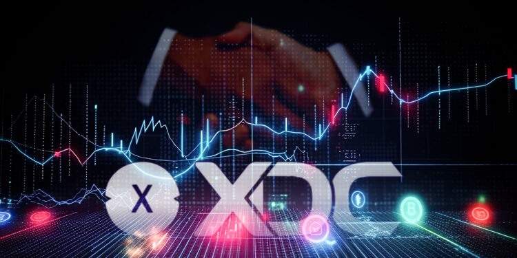 logo de XDC entre grafico de precio y dos personas estrechando sus manos