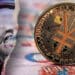 billete de dolar desgarrado junto a moneda de yuan sobre billetes