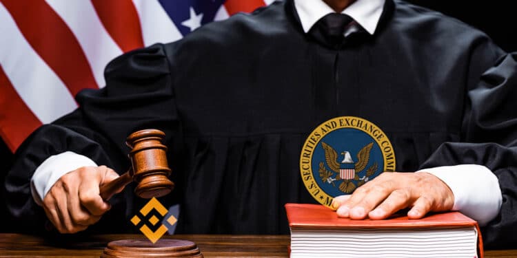 juez con logo de la SEC sobre libro y logo de binance debajo de martillo