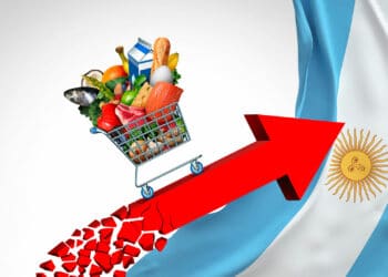 Chango con comida y flecha roja en subida reflejando la inflación junto a mapa de Latinoamérica.