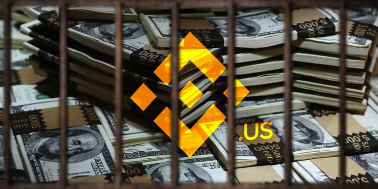logo de Binance US sobre billetes de dolares apilados detrás de rejas