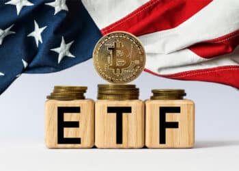 Bitcoin, ETF y bandera de EE. UU.