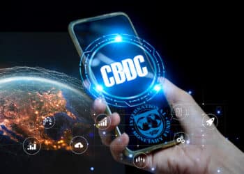 Celular con CBDC y logo de FMI junto al planeta tierra.