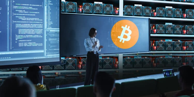 Clase sobre bitcoin en granja minera.