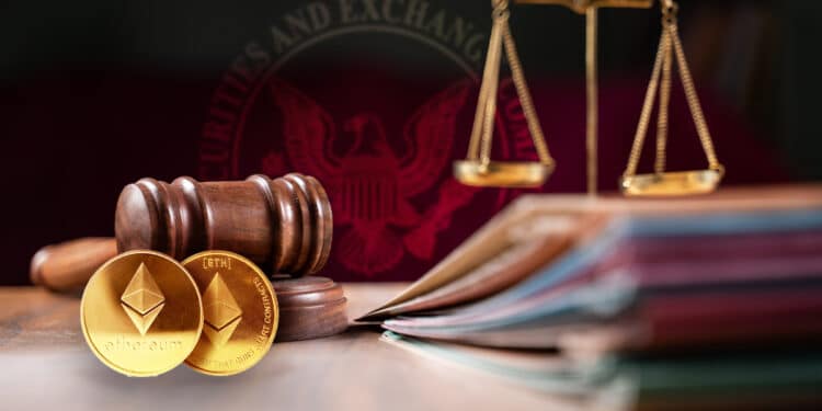 moneda de ethereum sobre escritorio con martillo de jues, documentos apilados y balanza con logo de la SEC en el fondo