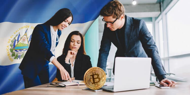 Asesores, bitcoin y bandera de El Salvador.