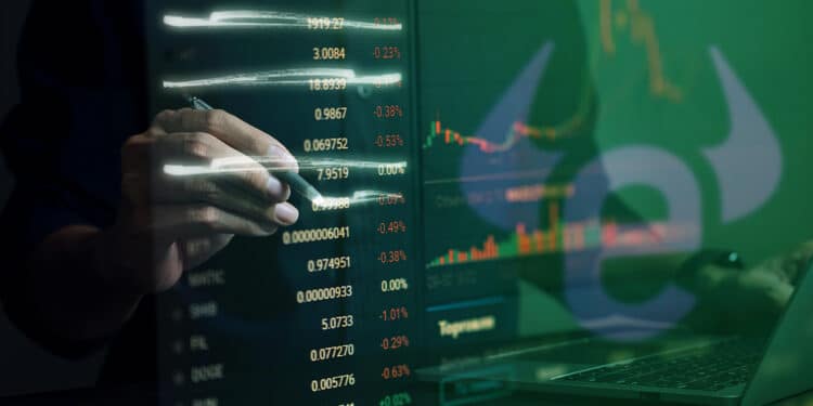 hombre tachando datos de listado de mercado junto a grafico de precio con logo de etoro