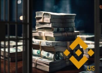 billetes de dolares apilados sobre mesa junto a logo de Binance US detrás de reja de celda abriendose