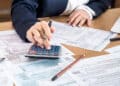 mujer calculando impuestos sobre escritorio