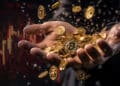 manos recolectando monedas de bitcoin cayendo con grafico de precio bajista en el fondo