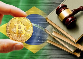 Bitcoin, bandera de Brasil y martillo de ley.