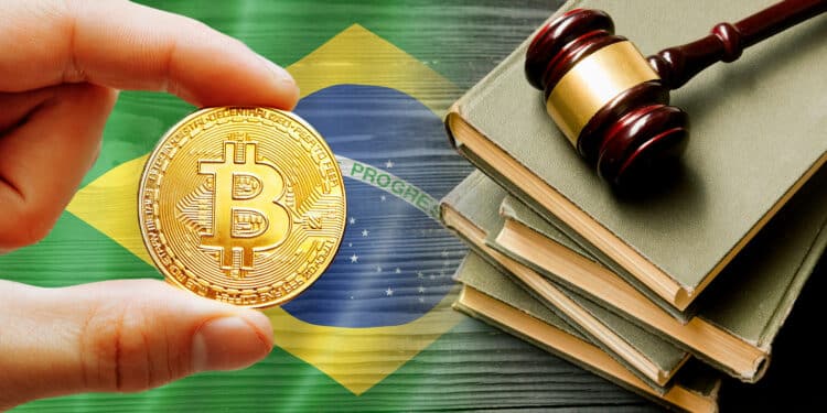 Bitcoin, bandera de Brasil y martillo de ley.