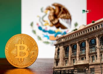 Banco y bandera de México y Bitcoin.