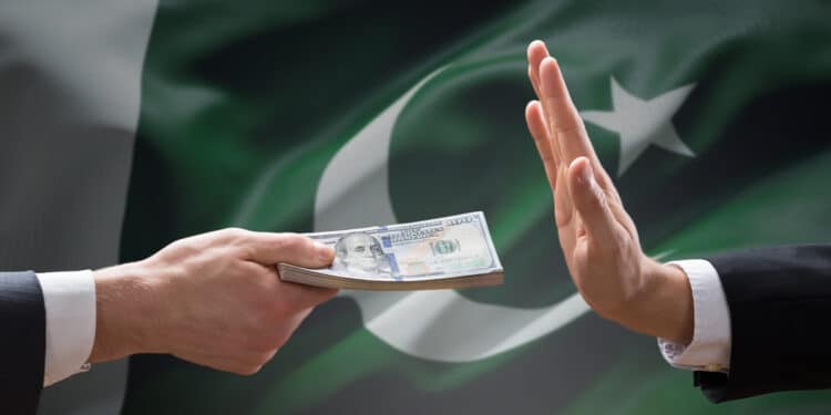mano rechazando a mano ofreciendo billetes de dolares con bandera de pakistan en el fondo
