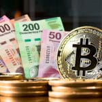 Bitcoin y pesos mexicanos.