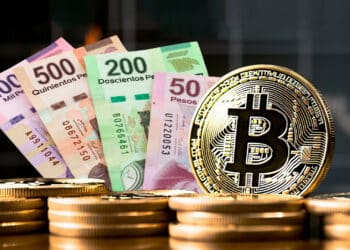 Bitcoin y pesos mexicanos.