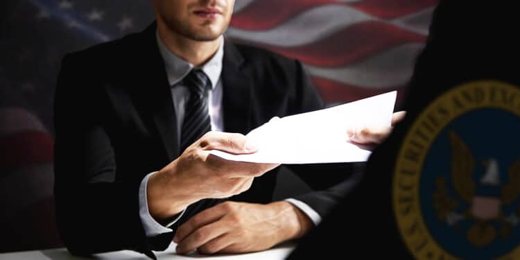 hombre entregando documento a persona con logo de la SEC y bandera de los Estados Unidos en el fondo