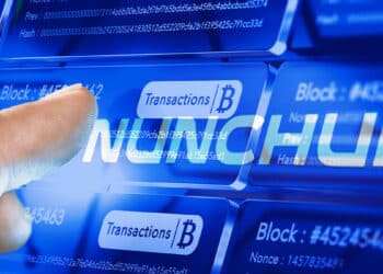 mano seleccionando transacciones de bitcoin con logo de nunchuk superpuesto