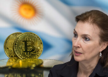 Diana Mondino junto a monedas de bitcoin con bandera de Argentina en el fondo