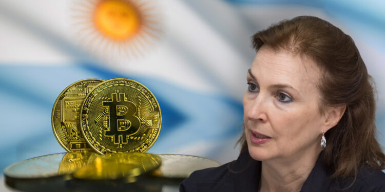 Diana Mondino junto a monedas de bitcoin con bandera de Argentina en el fondo