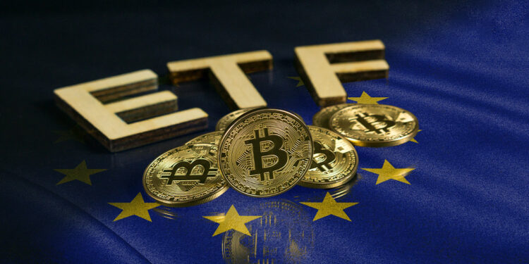 monedas de bitcoin junto a letras formando ETF sobre mesa de cristal reflejando bandera de Europa