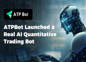 Robot cibernético tecleando en una laptop junto al logo de ATPBot.