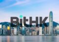 Logo de la plataforma de trading BitHK de CoinEx frente a una imagen panorámica de Hong Kong.