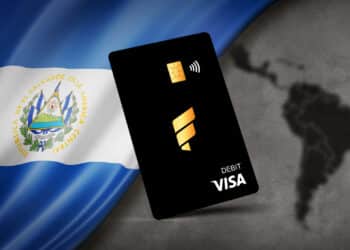 Tarjeta VISA, bandera de El Salvador y mapa de Latinoamérica.