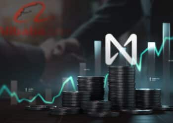 logo de Near sobre monedas apiladas con personas estrechando sus manos y logo de Alibaba en el fondo