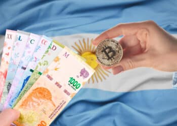 Pesos argentinos y bitcoin.