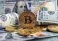bitcoin y dólares confluyen en el sistema financiero global.