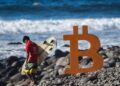 Un logo de Bitcoin en Playa El Zonte de El Salvador.