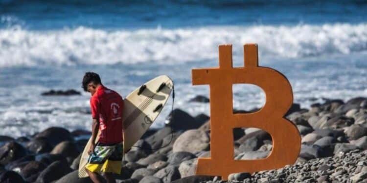 Un logo de Bitcoin en Playa El Zonte de El Salvador.