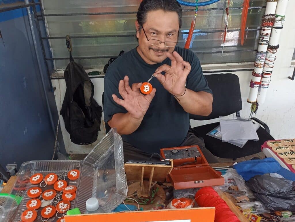 miembros de la comunidad de Berlin en El Salvador adoptando bitcoin
