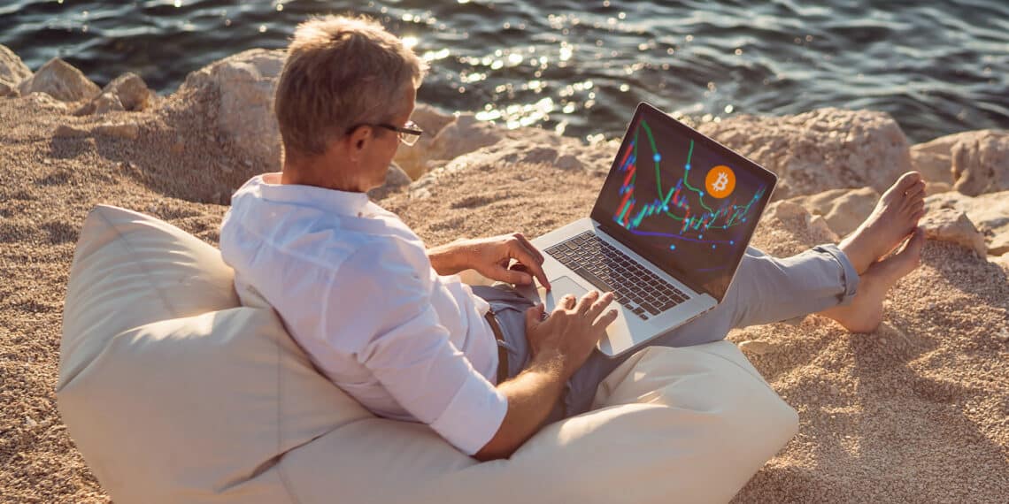 Trader de bitcoin en la playa.