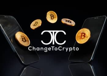 Celulares enviando bitcoin con logo de changetocrypto.