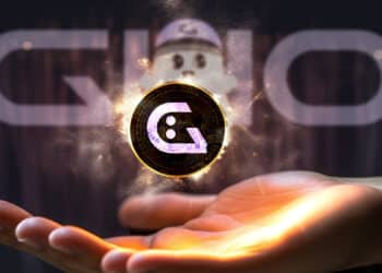 mano sosteniendo moneda estable GHO de Aave