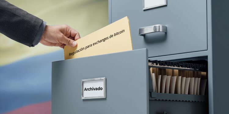 mano depositando carpeta en archivo con badera de colombia en el fondo
