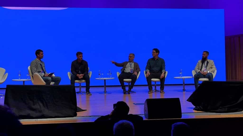 De izquierda a derecha: Enrique Yuste (Ripio), Juan Ignacio Talento (NaranjaX), Ariel Sánchez (Galicia), Gilherme Cohn (Mercado Libre), Demian Drabyk (Think&Dev). Foto: CriptoNoticias.