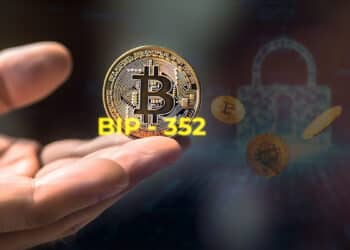 mano sosteniendo moneda de bitcoin con "BIP-352" superpuesto junto a monedas de bitcoin flotando con candado digital en el fondo