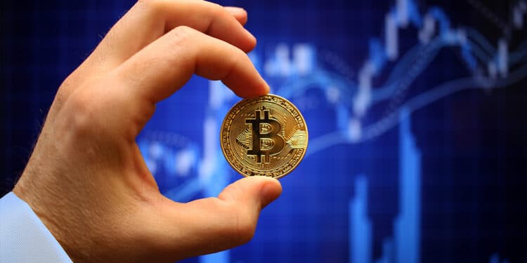 mano sosteniendo moneda de bitcoin con grafico de precio alcista en el fondo